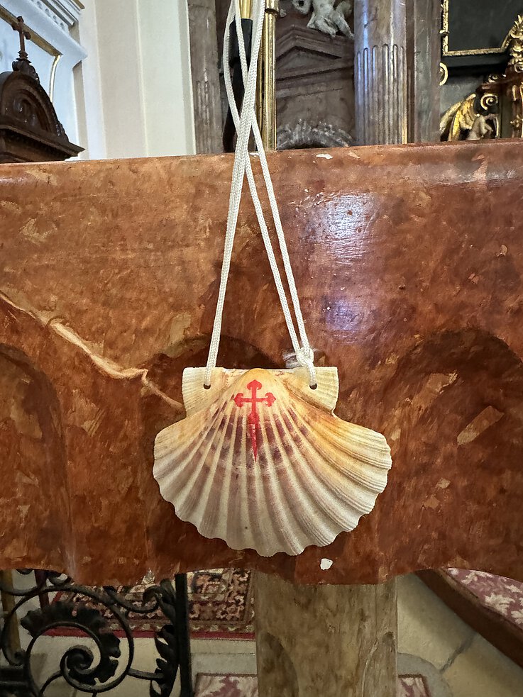 In der Kirche zum heiligen Jakobus dem Älteren hängt eine Jakobsmuschel. 