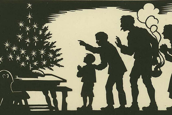 Weihnachten: Die Familie freut sich über den Christbaum