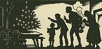 Weihnachten: Die Familie freut sich über den Christbaum