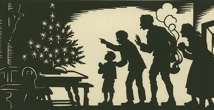 Weihnachten: Die Familie freut sich über den Christbaum