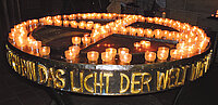 Lichterkranz mit der Aufschrift "... das Licht der Welt ...".