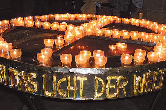 Lichterkranz mit der Aufschrift "... das Licht der Welt ...".