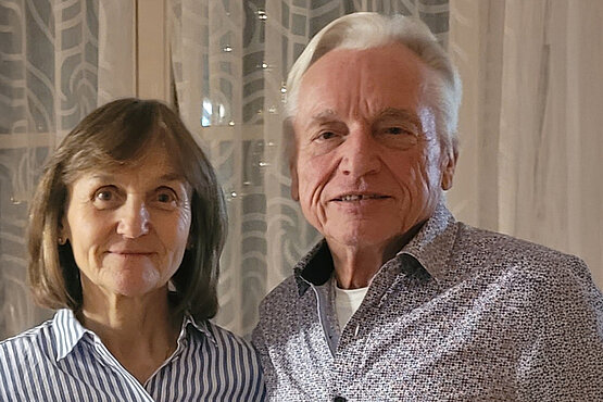 Im Gottesdienst reichen Elisabeth und Fritz Neumann den Bewohnern im Pflegewohnheim ein Glas Wasser. 