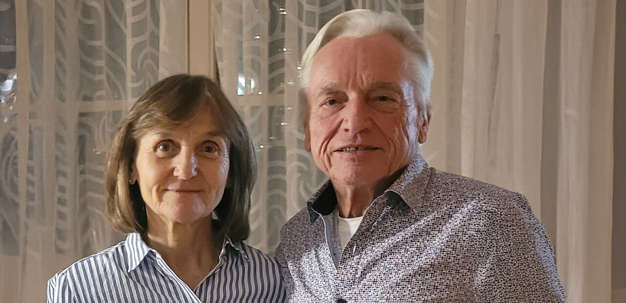 Im Gottesdienst reichen Elisabeth und Fritz Neumann den Bewohnern im Pflegewohnheim ein Glas Wasser. 