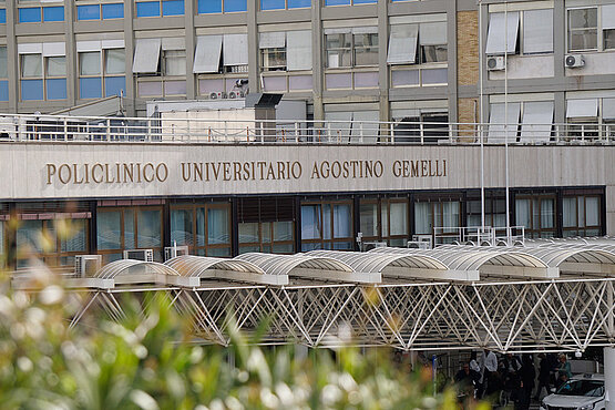 Nach dem Tod von Johannes Paul I. (1978) wurde im zehnten Stock des "Policlinico Universitario Agostino Gemelli" ein eigenes Appartement für den Papst reserviert.