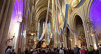 Pfingstinstallation Dein Atem – ruach Elohim von Franziska Pirstinger in der Herz-Jesu-Kirche in Graz. Wie ein großer Lichtstrahl fallen sieben Farbbahnen aus dem Heiliggeistloch. Die sieben Gaben des Geistes breiten sich wie ein Zelt über den Gläubigen aus. Der Atem Gottes heilt und erneuert Kirche und Welt.