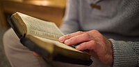 Mann mit Bibel