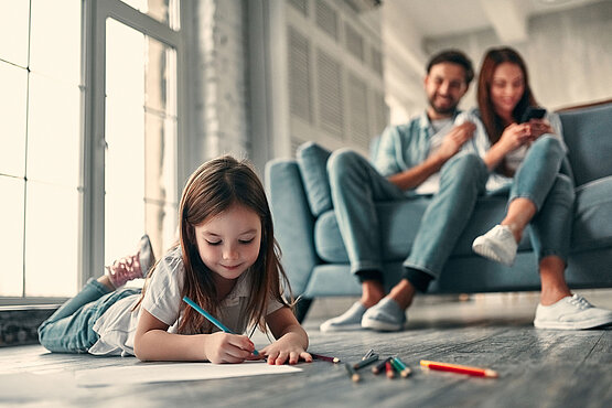 Glückliche Familie sitzt zusammen im Wohnzimmer auf dem Sofa