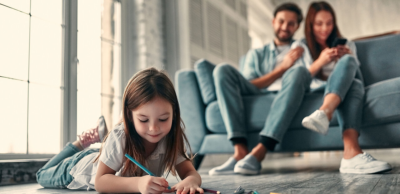 Glückliche Familie sitzt zusammen im Wohnzimmer auf dem Sofa