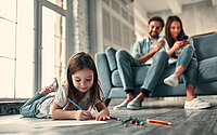 Glückliche Familie sitzt zusammen im Wohnzimmer auf dem Sofa