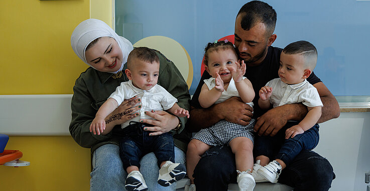 Dreifache Freude und dreifaches Glück – aber auch dreifache Sorgen: Amira und Bahjat Rabab’a mit ihren Kindern Sharif, Ayloul  und Sleiman (von links nach rechts).