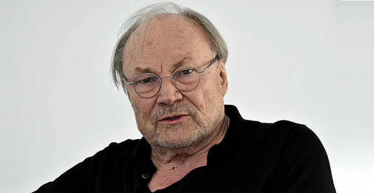 Klaus Maria Brandauer schaut ernst