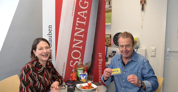 Chefredakteurin Sophie Lauringer (links) mit Udo Huber (rechts) und Süßigkeiten aus den 1970ern.