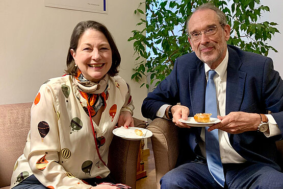 Chefredakteurin Sophie Lauringer mit Prof. Heinz Faßmann bei der Podcastaufnahme.