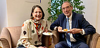 Chefredakteurin Sophie Lauringer mit Prof. Heinz Faßmann bei der Podcastaufnahme.