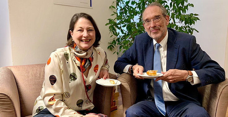 Chefredakteurin Sophie Lauringer mit Prof. Heinz Faßmann bei der Podcastaufnahme.
