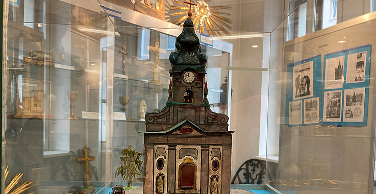 Ein Modell der ehemaligen Florianikirche ist als Andenken im Rauchfangkehrermuseum zu sehen. 