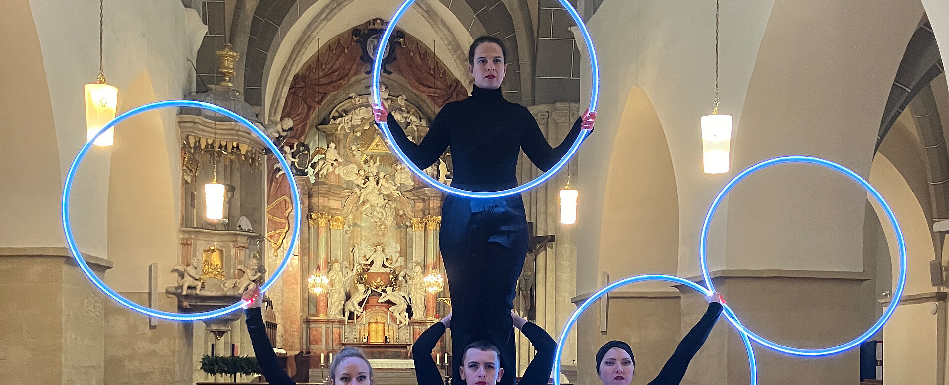 Die Artistinnen wollen elementares Menschsein mit Zirkuskunst sichtbar machen.