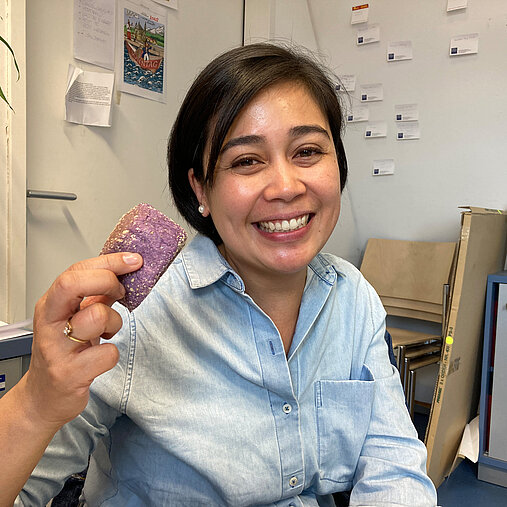 Marizel Aguirre hält ein in den Philippinen traditionelles lila Pfingstbrot - auch Ube Pandesal - genannt in der Hand. 