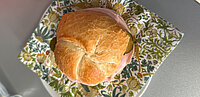 Extrawurstsemel mit Gurkerl