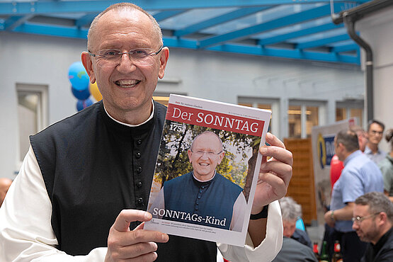 Pater Karl Wallner mit seinem Geburtstagsgeschenk