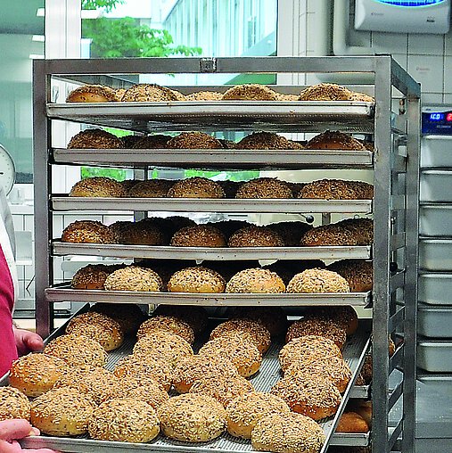 Die Weckerl für das Krankenhausessen werden im Ordensklinikum selbst gebacken.