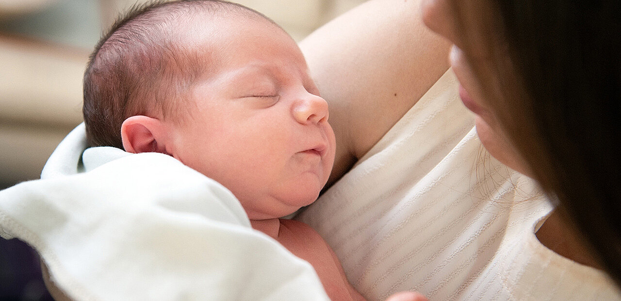 Baby mit seiner Mutter