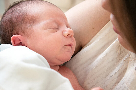 Baby mit seiner Mutter