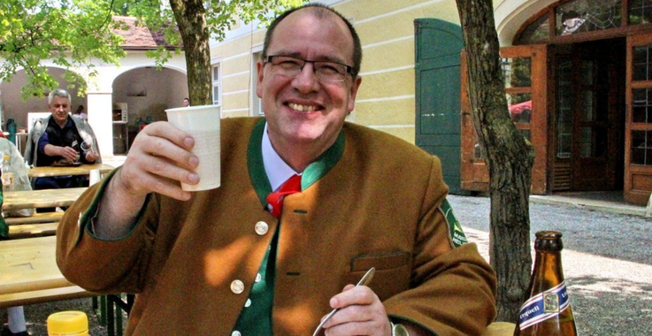 Simeon Wester trinkt ein Bier.