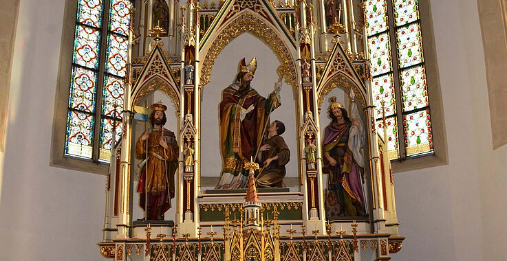 Der Hochaltar  mit dem Bild des heiligen Valentin wurde im Jahr 1711 errichtet.  