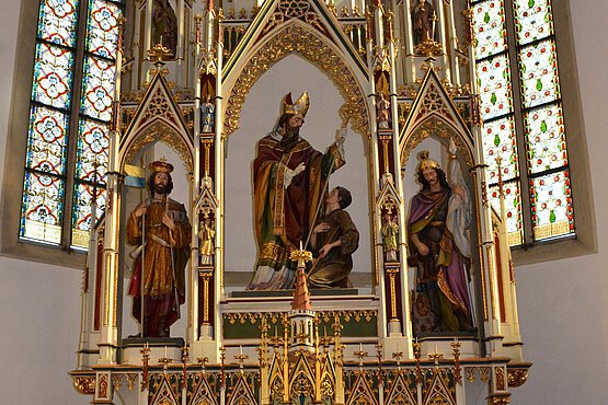 Der Hochaltar  mit dem Bild des heiligen Valentin wurde im Jahr 1711 errichtet.  