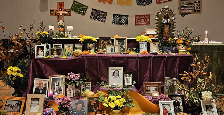 Die mexikanischen Mitglieder der Pfarre am Akkonplatz feiern den "Día de Muertos".