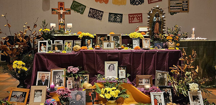Die mexikanischen Mitglieder der Pfarre am Akkonplatz feiern den "Día de Muertos".