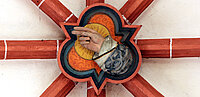 Der Schlussstein mit der Hand Gottes der ehemaligen Pfarrkirche Treis