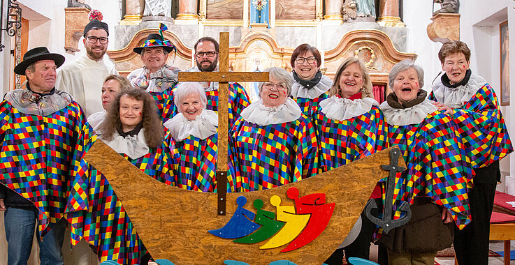 Der Kirchenchor Höbersbrunn beschäftigte sich, bei einer besonderen Messe zu Fasching, auf humorvolle Art mit dem Zustand der Welt. 