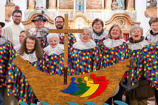 Der Kirchenchor Höbersbrunn beschäftigte sich, bei einer besonderen Messe zu Fasching, auf humorvolle Art mit dem Zustand der Welt. 