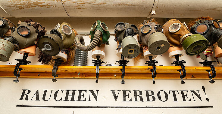 Die Gasmasken im Eingangsbereich des Bunkers. 