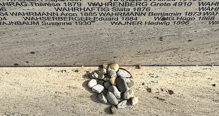Steine als Zeichen des Gedenkens