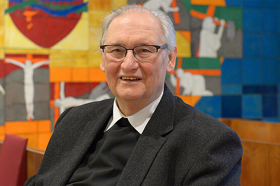 Josef Weismayer schreibt darüber, welche Tugenden die Gottesmutter Maria besitzt. 