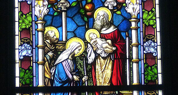 Mariä Lichtmess in der Kunst: Dieses Buntglasfenster in der Pfarrkiche Gmünd zeigt die Darstellung Jesu. 