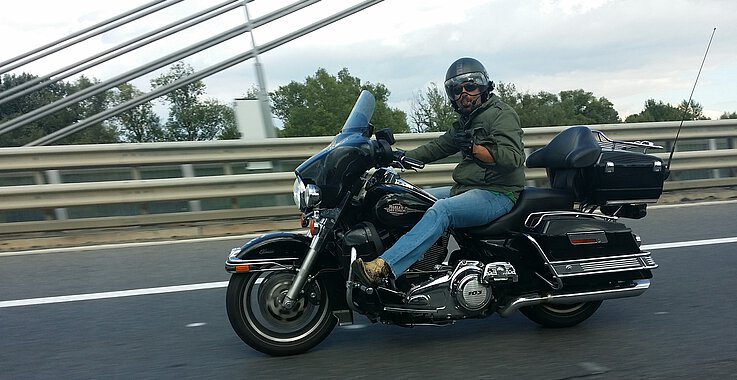 Roland Bürger auf seiner Harley