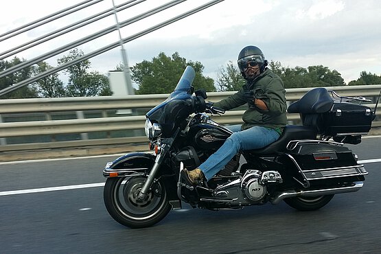 Roland Bürger auf seiner Harley