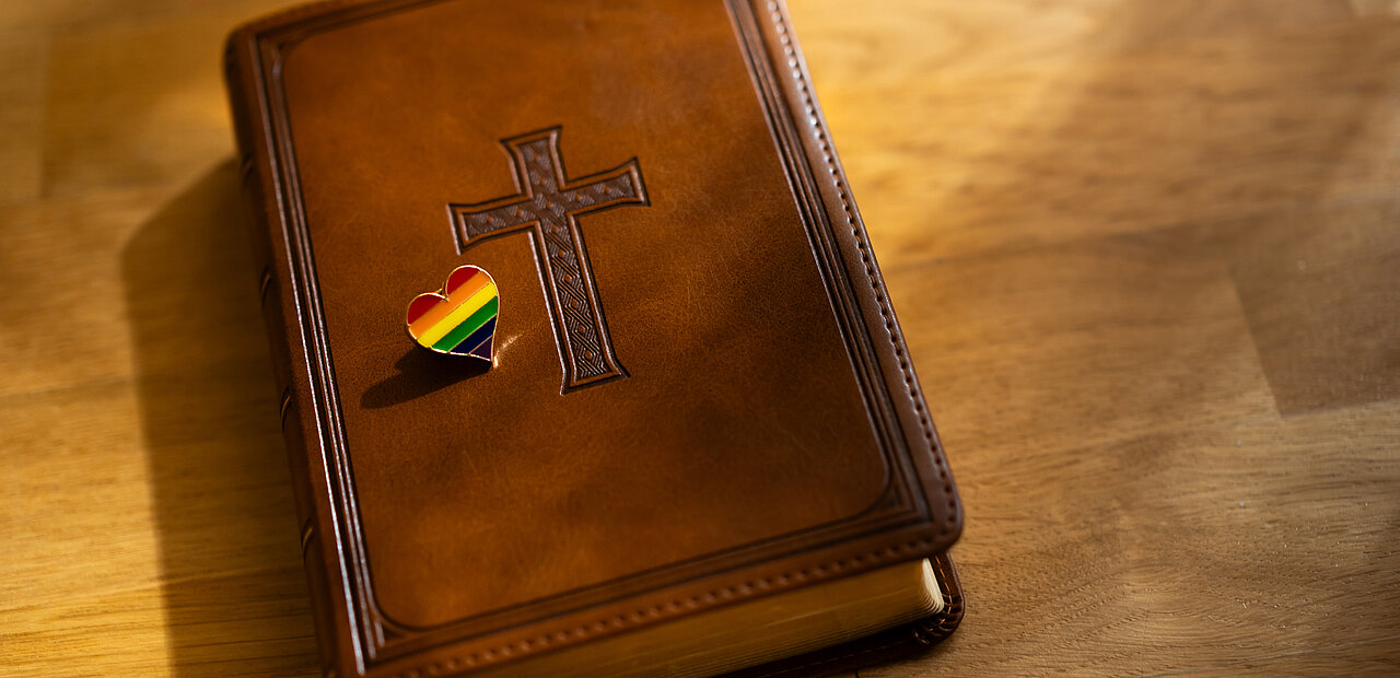 Für queerfreundliche Kirchen gibt es seit kurzem das "a+o"-Zertifikat.