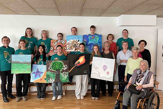 Ein generationenübergreifendes Projekt  Vom 22. bis zum 25. Oktober engagierten sich in der Erzdiözese Wien hunderte Jugendliche in unterschiedlichen Sozialprojekten im Rahmen von „72 Stunden ohne Kompromiss“. „Es ist schön zu sehen, dass in diesem Projekt generationenübergreifend gearbeitet wird“, so würdigte der designierte Erzbischof Josef Grünwidl bei einem Besuch das Projekt, bei dem sieben Jugendlichen aus dem GRG 23 mit Bewohnerinnen und Bewohnern von Casa Wohnen in Oberlaa zusammenarbeiteten. Dabei entstanden Kunstwerke zu den vier Jahreszeiten und den vier Elementen, die jetzt die Wände des Hauses zieren.