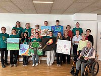 Ein generationenübergreifendes Projekt  Vom 22. bis zum 25. Oktober engagierten sich in der Erzdiözese Wien hunderte Jugendliche in unterschiedlichen Sozialprojekten im Rahmen von „72 Stunden ohne Kompromiss“. „Es ist schön zu sehen, dass in diesem Projekt generationenübergreifend gearbeitet wird“, so würdigte der designierte Erzbischof Josef Grünwidl bei einem Besuch das Projekt, bei dem sieben Jugendlichen aus dem GRG 23 mit Bewohnerinnen und Bewohnern von Casa Wohnen in Oberlaa zusammenarbeiteten. Dabei entstanden Kunstwerke zu den vier Jahreszeiten und den vier Elementen, die jetzt die Wände des Hauses zieren.