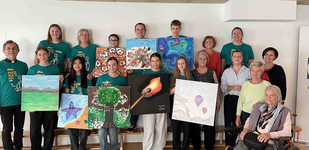 Ein generationenübergreifendes Projekt  Vom 22. bis zum 25. Oktober engagierten sich in der Erzdiözese Wien hunderte Jugendliche in unterschiedlichen Sozialprojekten im Rahmen von „72 Stunden ohne Kompromiss“. „Es ist schön zu sehen, dass in diesem Projekt generationenübergreifend gearbeitet wird“, so würdigte der designierte Erzbischof Josef Grünwidl bei einem Besuch das Projekt, bei dem sieben Jugendlichen aus dem GRG 23 mit Bewohnerinnen und Bewohnern von Casa Wohnen in Oberlaa zusammenarbeiteten. Dabei entstanden Kunstwerke zu den vier Jahreszeiten und den vier Elementen, die jetzt die Wände des Hauses zieren.