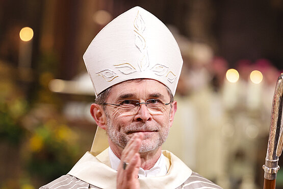 Der frisch geweihte neue Erzbischof von Wien, Josef Grünwidl, lächelt. 