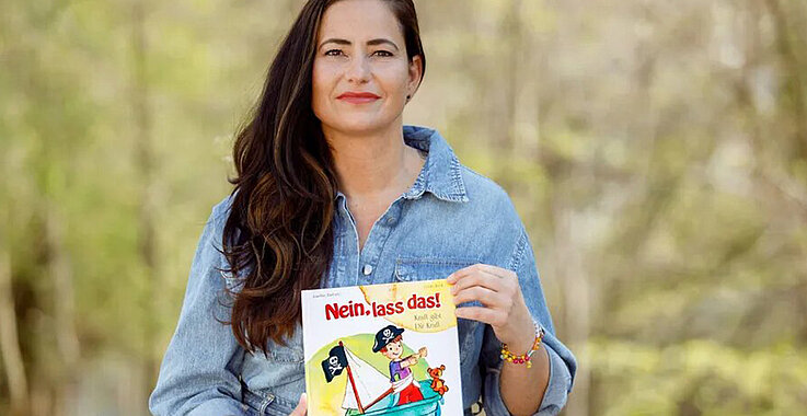 Josefine Barbaric mit ihrem Buch "Nein, lass das"