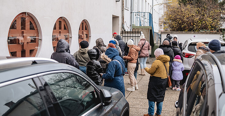 90 Klientinnen und Klienten kommen jeden Freitag zur Ausgabe. Eine Registrierung ist Voraussetzung. Wer digital nicht sattelfest ist, kann um Hilfe bitten.