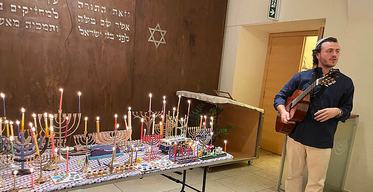 Chanukka bei Or Chadasch in Wien: Rabbiner Tobias Moss mit Gitarre.